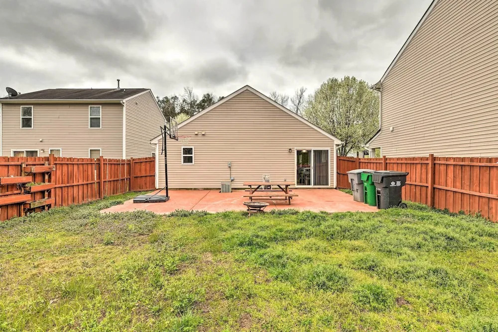 Pet-friendly Retreat w/ Yard: ~ 8 Mi to Downtown!