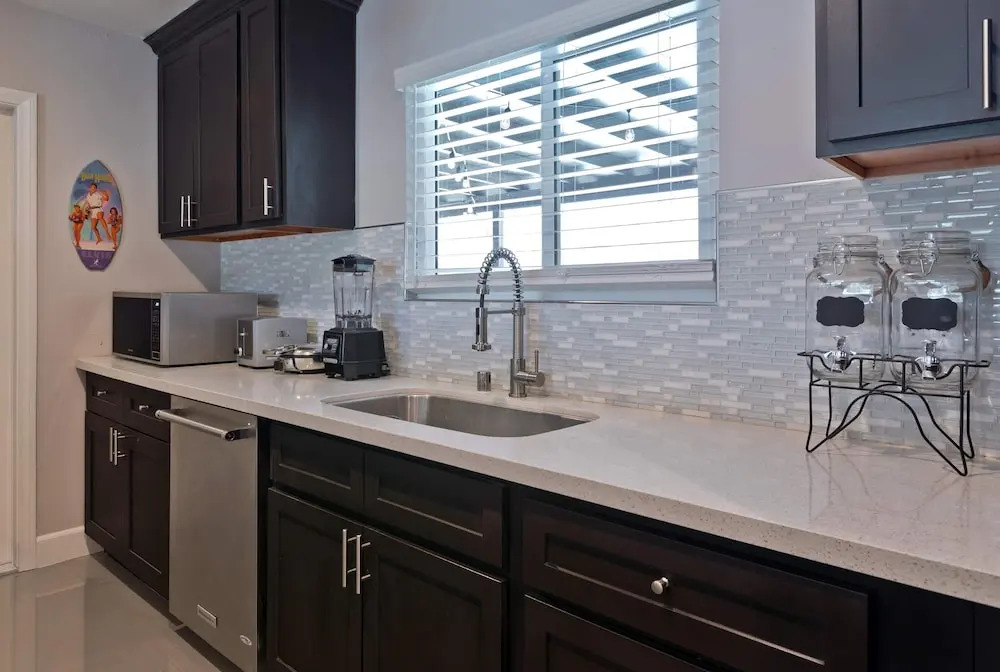 Modern Home w Private Pool Spa Pets Welcome