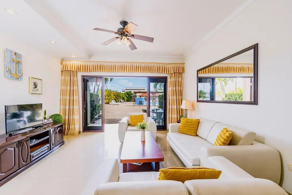 2BR Townhouse 3min Walk 2 Eaglebeach w Pool BBQ