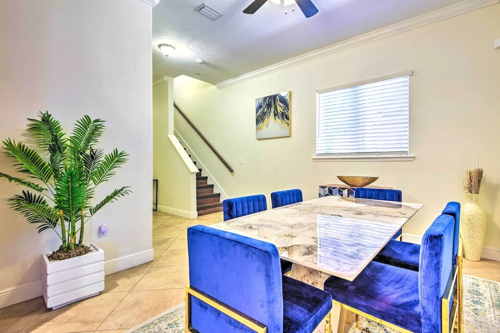 Sunny Sarasota Abode w/ Yard ~ 1 Mi to Dtwn!
