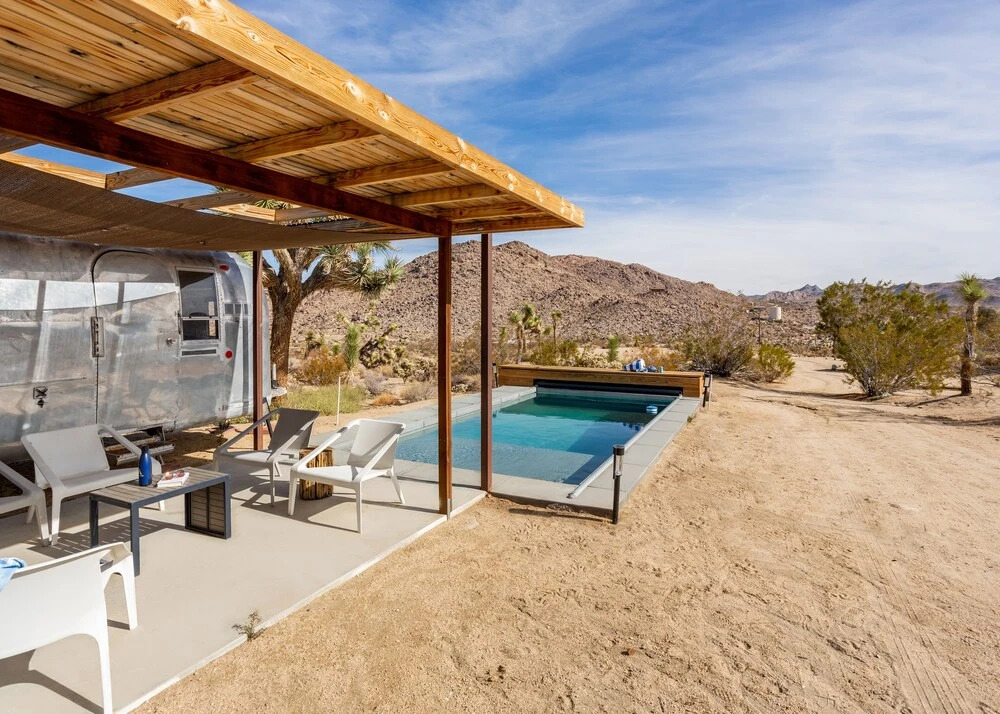 Smoketree by Avantstay An Oasis w/ Two Kitchens, Pool, Hot Tub & Air Streamer!