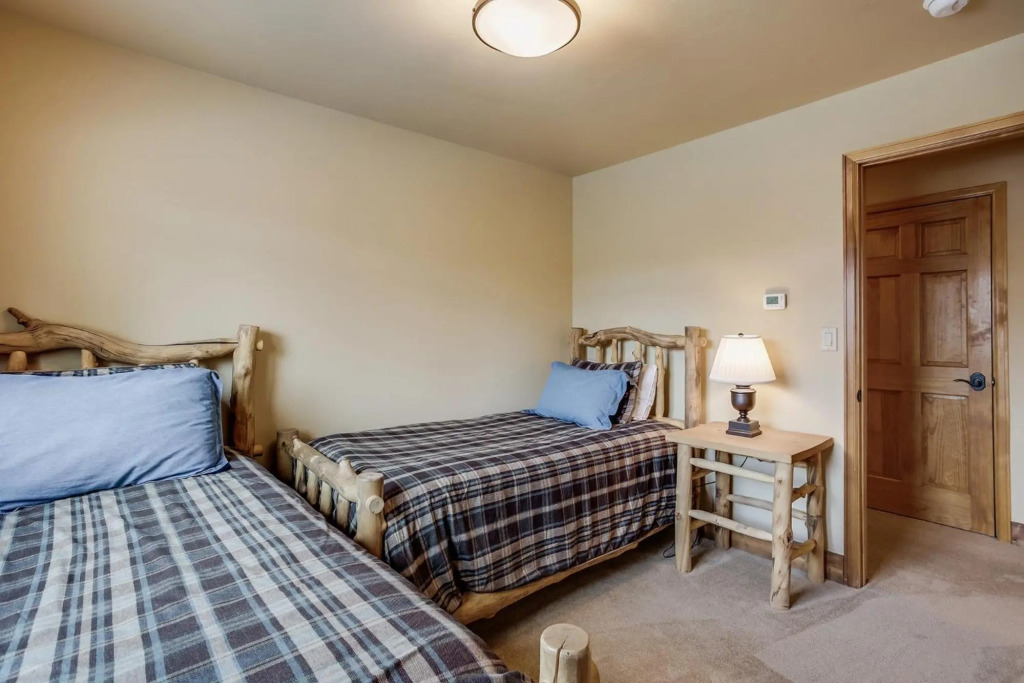 Friendly Fox Chalet 8 Bedroom Home by RedAwning