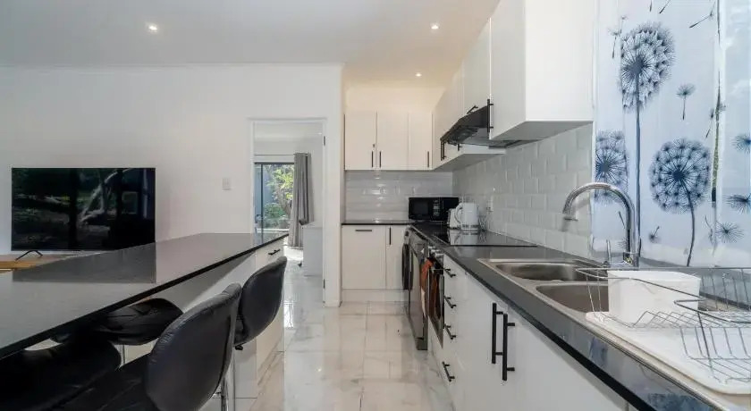 Hout Bay Gem - Elise Way