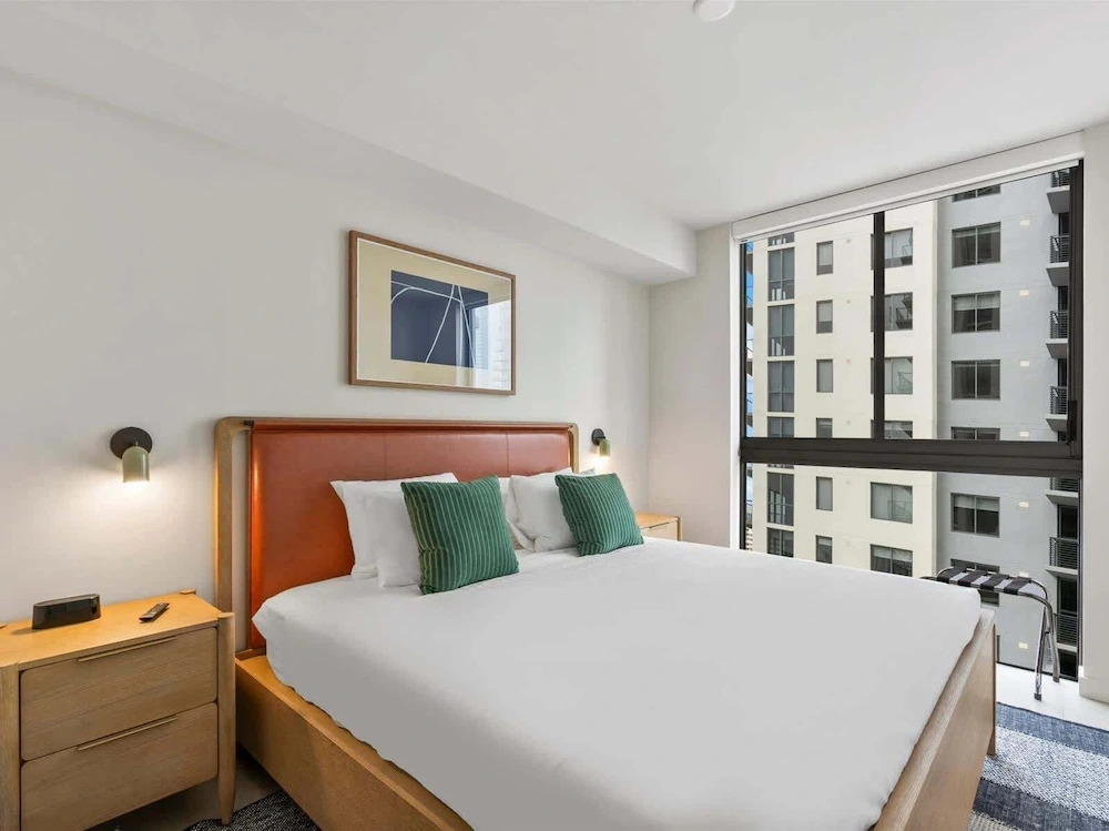 Prime Downtown w Skyline View