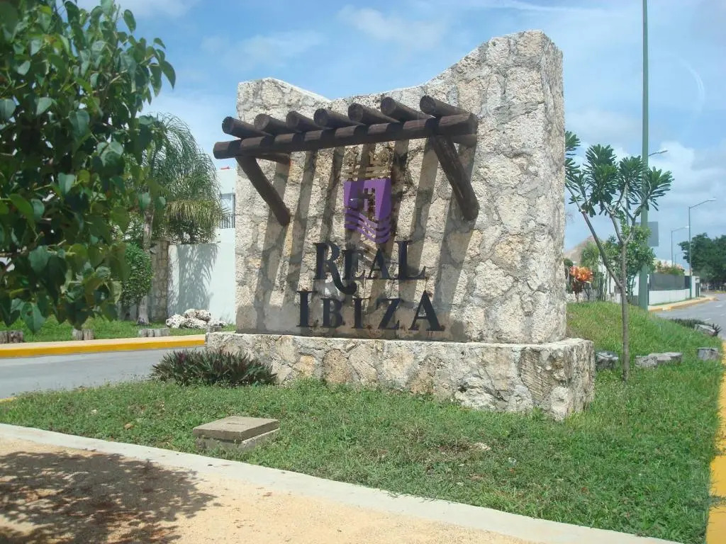 A 10 minutos en auto de la Playa y 5ta. Av. (Casa en Real Ibiza)