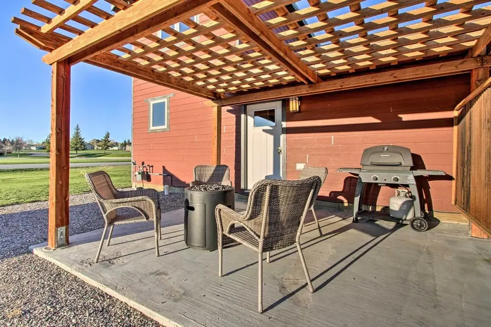 Updated Townhouse w/ Pergola, Walk to Downtown!