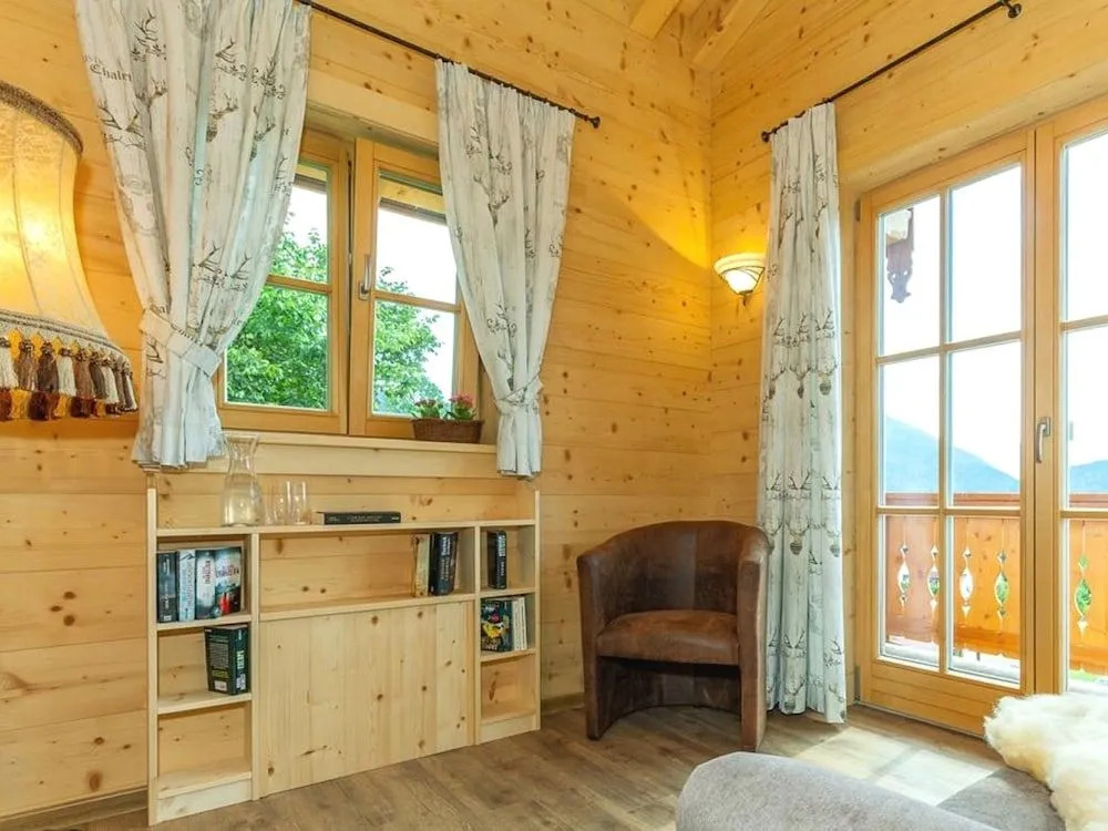 Chalet unter weissblauem Himmel