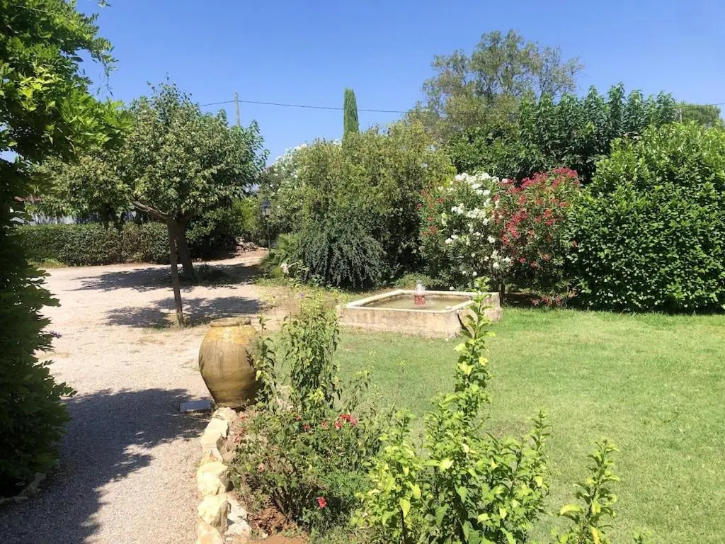 Bungalow de 2 chambres avec jardin clos et wifi a Roquebrune sur Argens