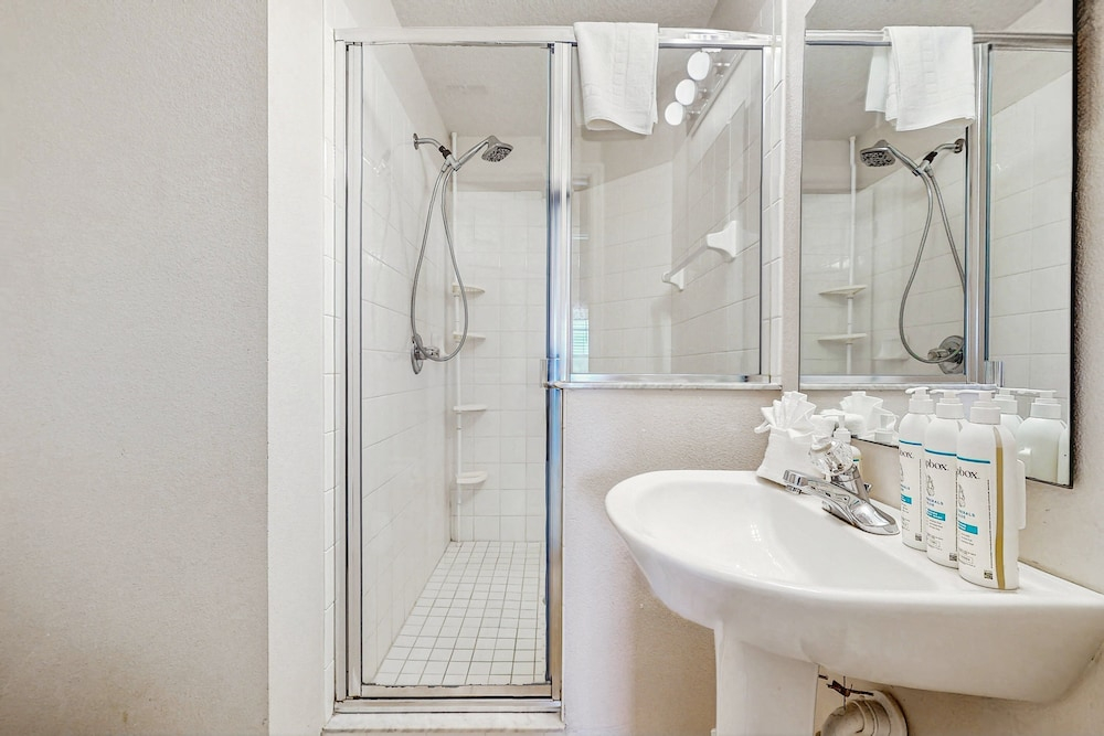 Big & Beautiful Home Close to Theme Parks W/fast Wifi, Private Patio & Pool + AC