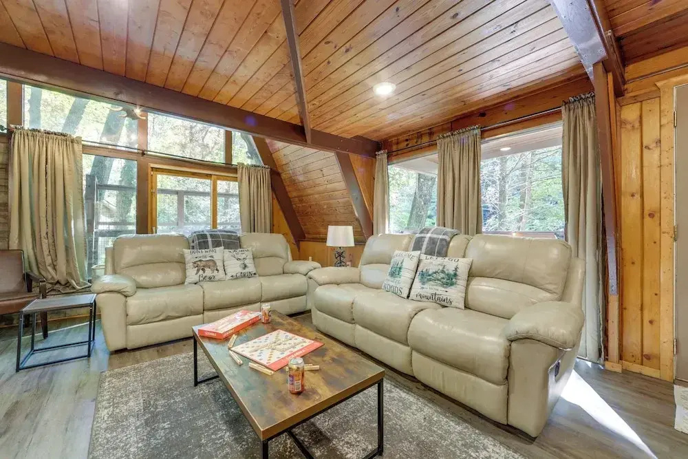 Cabin w/ Hot Tub: 2 Mi to Downtown Gatlinburg!