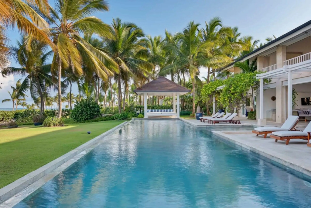 Oceanfront Golf Course Estate w Pool Guest House