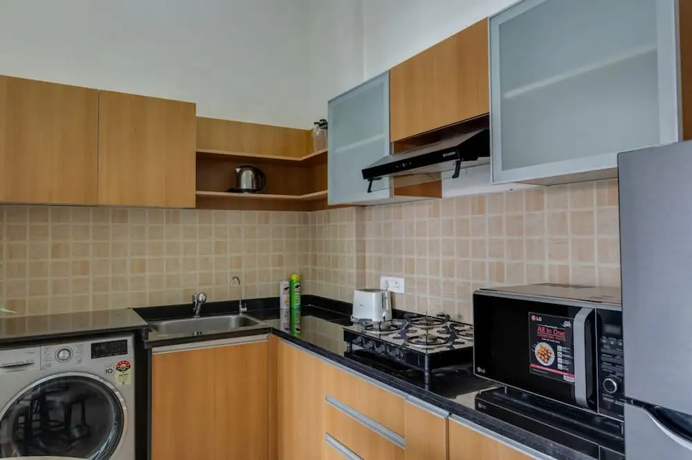 Luxe 1bhk w Pool Sauna 1km to the Beach