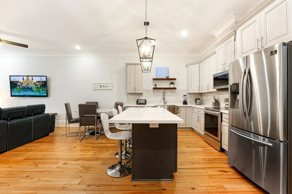 Spacious 5BR Urban Retreat with Balcony & Pool