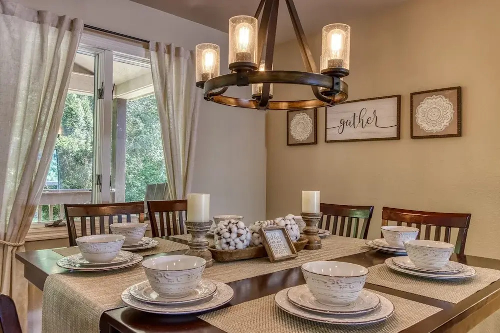 Memorable "Deer & Doe" by HoneyBearCabins 4BR 3BA, Mountain View Deck, Farmhouse Decor, Fireplace, 3 Acres