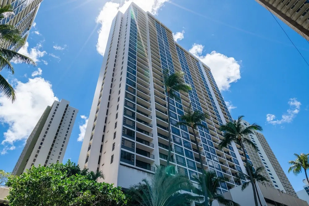 Deluxe Garden View Waikiki Banyan, Free Parking by Koko Resort Vacation Rentals