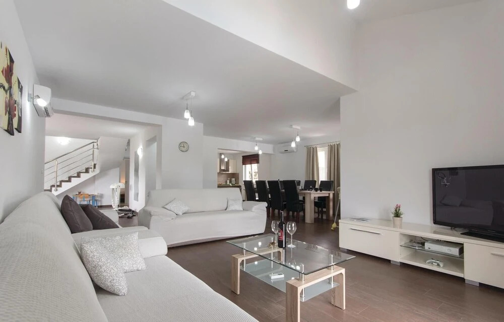 Beautiful Home in Marcana With Wifi and 4 Bedrooms