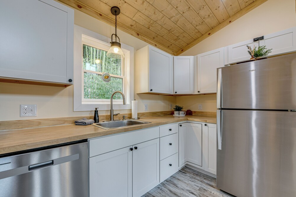 Walk to Main St! Mtn-view Getaway in Waynesville