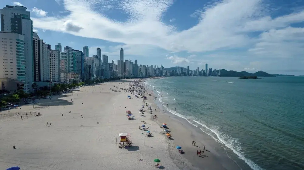 Apto c Churrasqueira e Garagem 300m da Praia