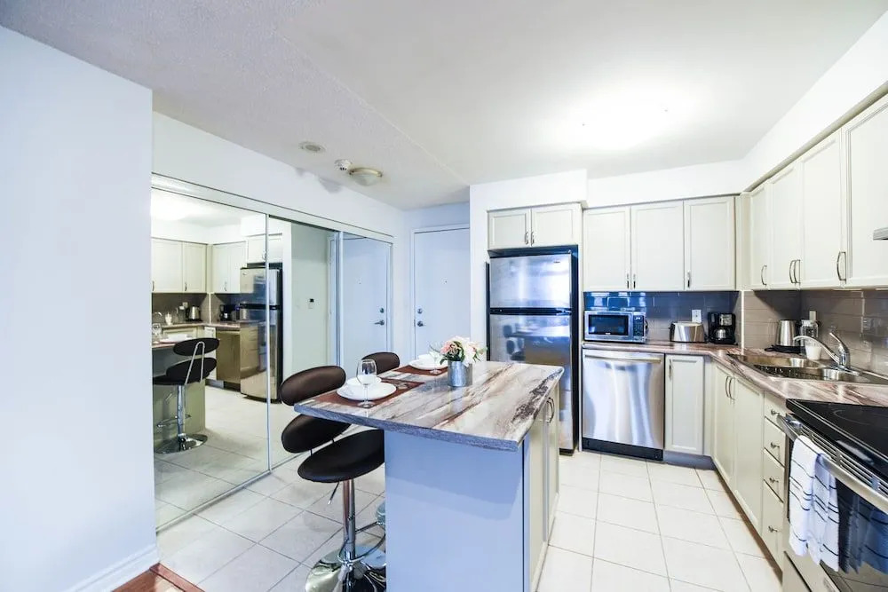 Sarkar Suites - 3880 Duke of York Blvd