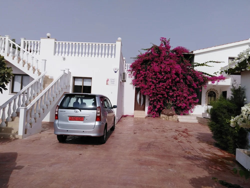 Huge ! Lovely! Private! Villa in The Heart Of Coral Bay! Car Not Essential !