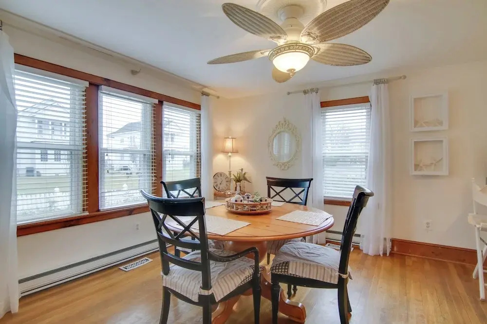 'chincoteague Charm' Escape w/ Bikes & Yard Games!