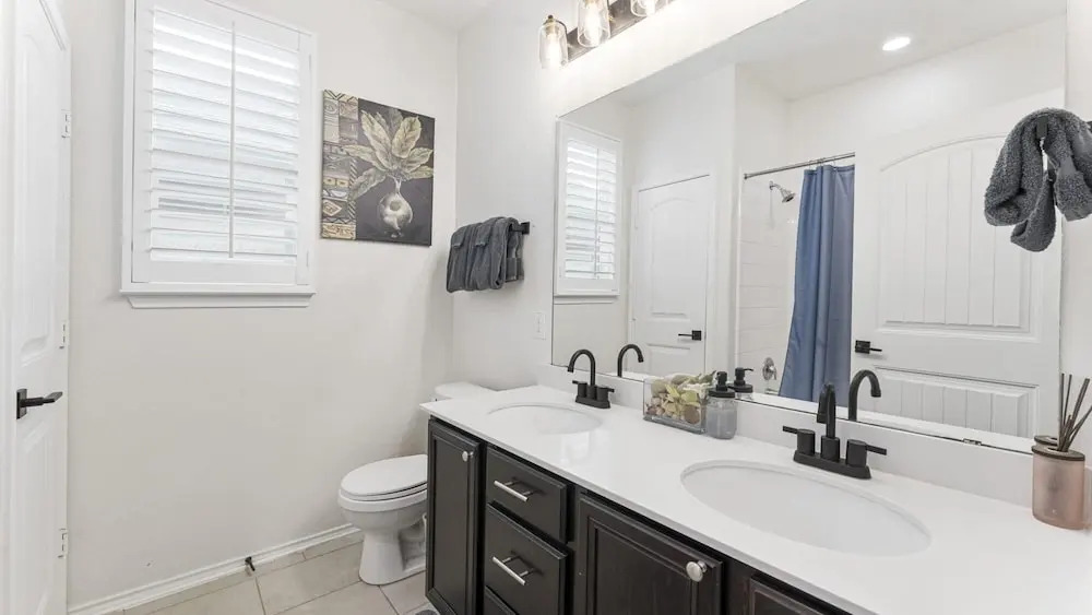 Cozy 4BR House Close to Cota DT w Fast Wifi