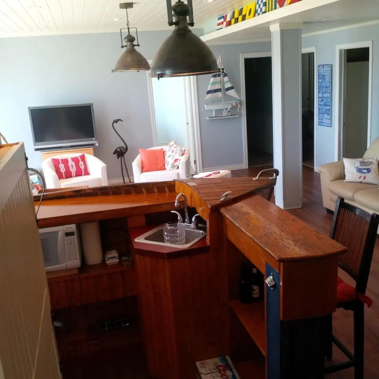 Barefoot Bungalow Gracing the shores of Lake Simcoe, a wonderful family cottage!