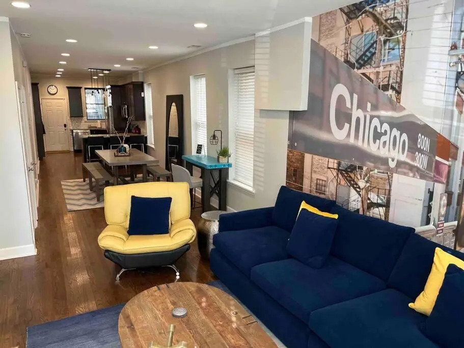 Trendy West Town Flat - 2 bed / 1.5 bath w parking
