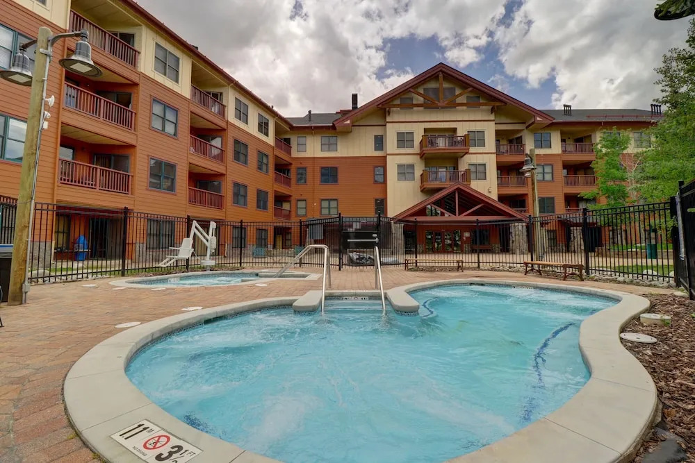 Modern Condo with Amazing Views, Right next to the Lift - CS407 by Redawning