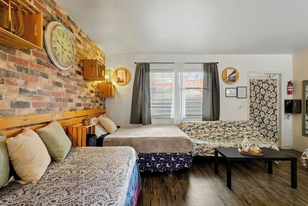 Hollywood 1BR Condo: Pets Allowed, BBQ & Parking