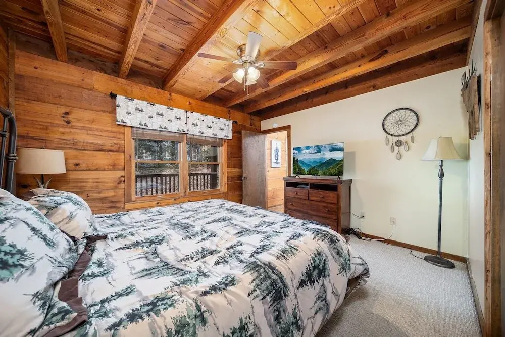 Cherokee Winds 2 Bedroom Cabin by RedAwning