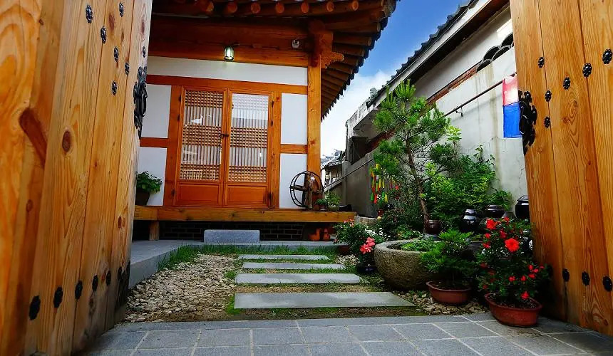 Jeonju Areumdaunjip Hanok Chaeheomgwan