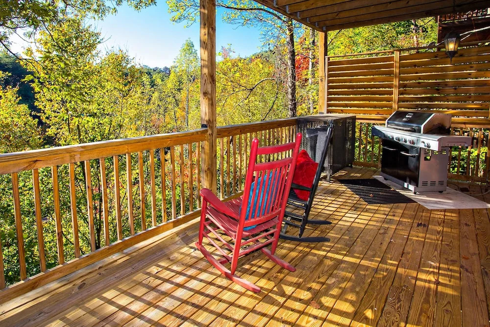 Majestic Forest - 3 Br cabin by RedAwning