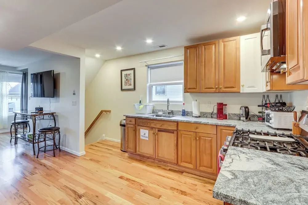 6 Mi to Dtwn New Haven: Duplex w/ Shared Yard