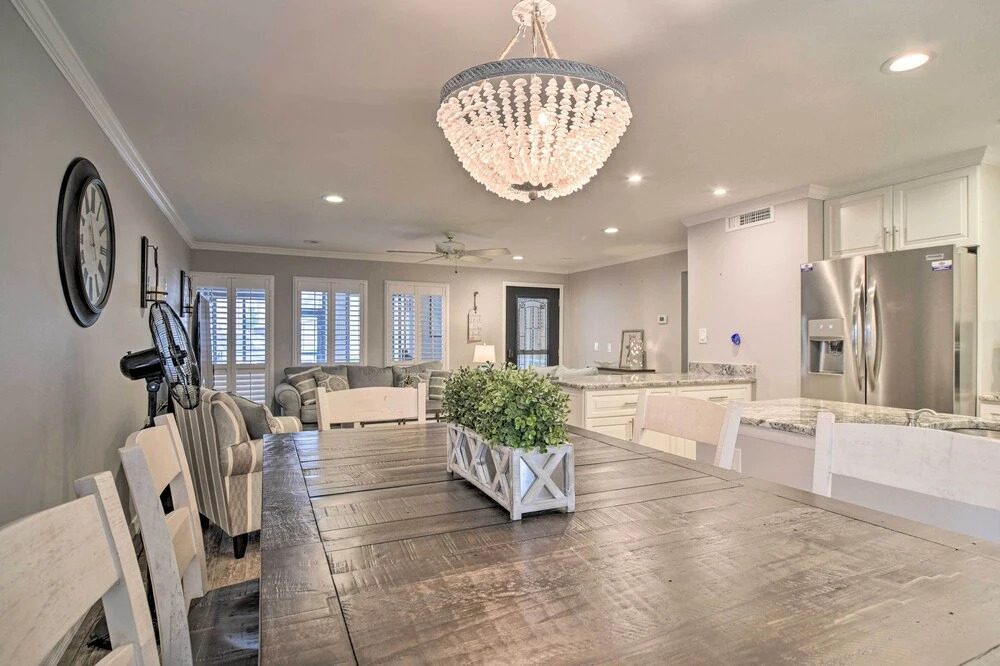 Elegant FL Condo w/ Pool: Walk to Madeira Beach!