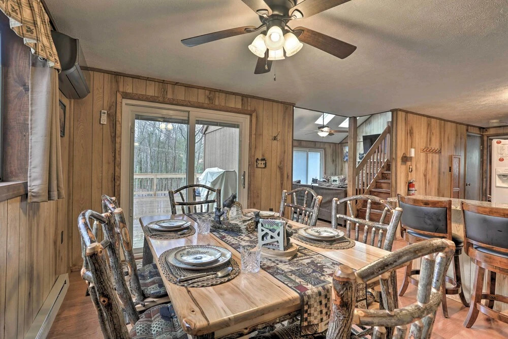 Cozy Bear Den Cabin Game Room & Golf Cart