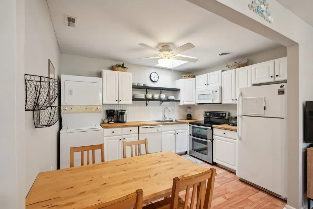 2BR Cape May Retreat - Yard, Beach & Parking