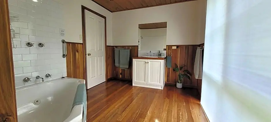 Tall Trees Eco Retreat - Blackwood Cottage