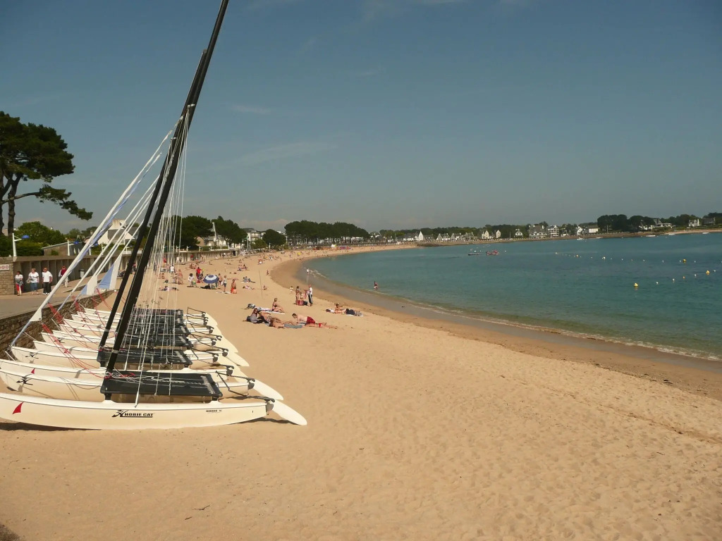 Studio with partial sea views in the popular seaside resort of Benodet
