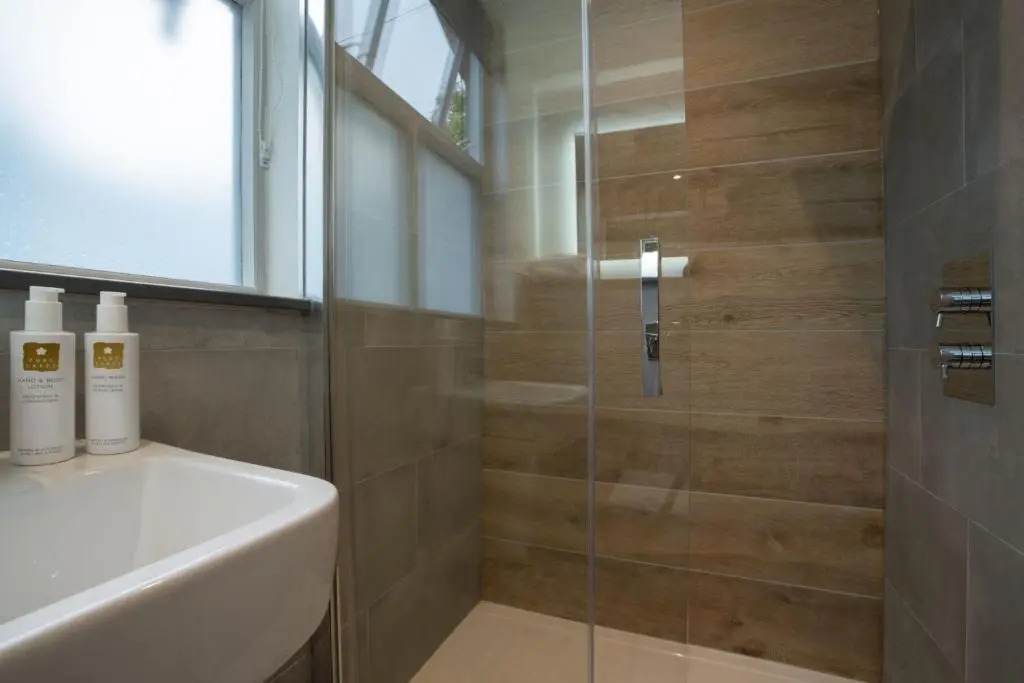 Spacious - Contemporary 2BR Apartment - Central Ambleside - Parking