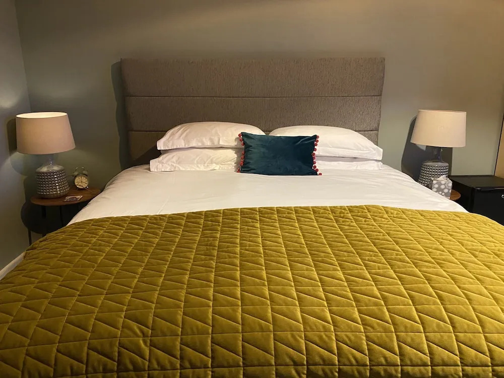 Stones Luxury B&B with hot tub and self-contained rooms