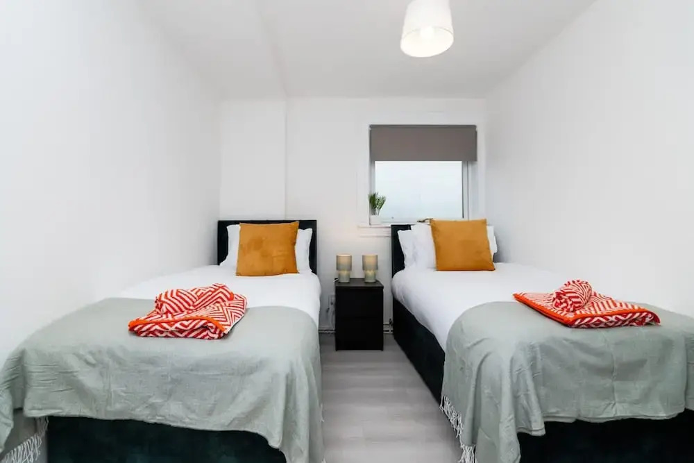 3 Bed House-free Parking-6beds