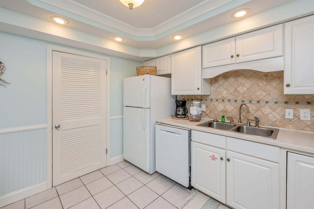 Shoreline Towers 1095 2 Bedroom Condo