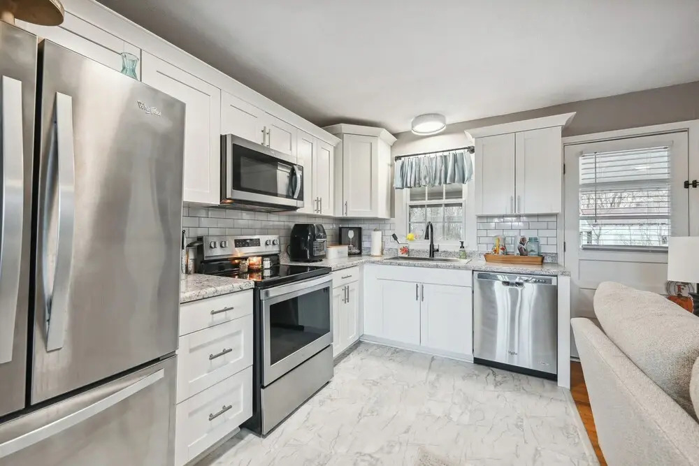 Vine Grove Home w/ Deck, 4 Mi to Saunders Springs!