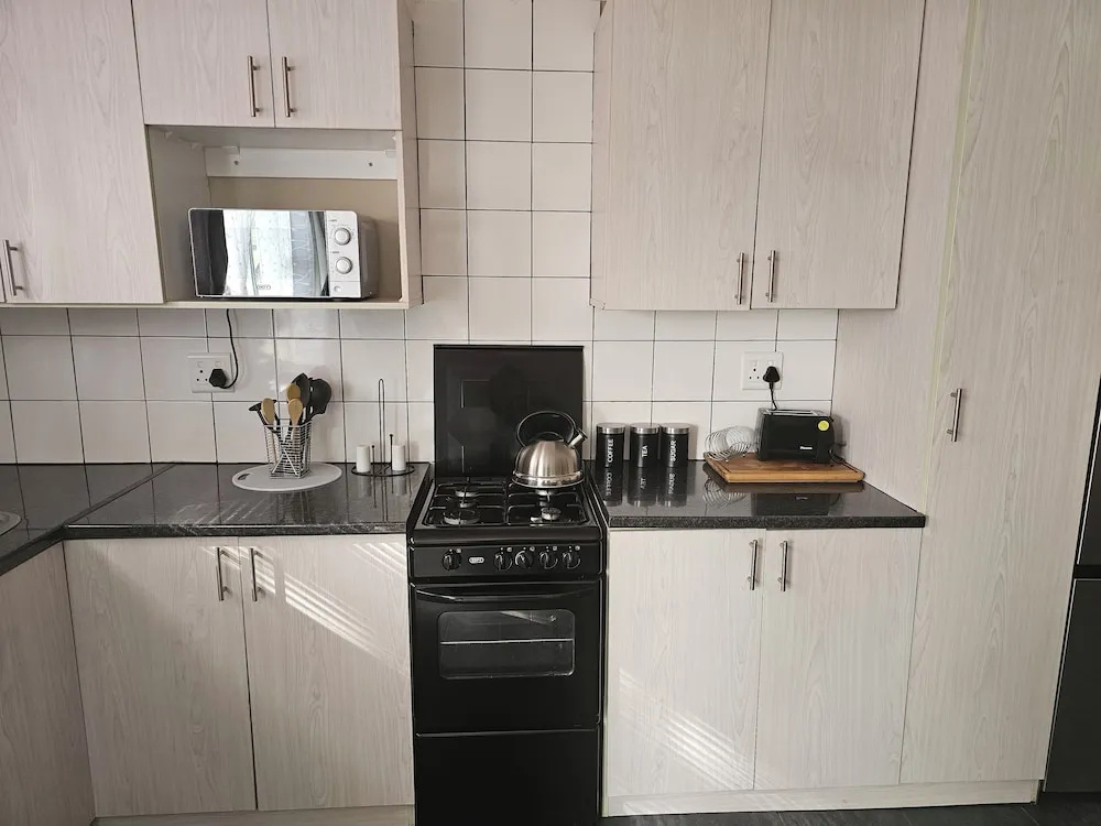 Amberdale Estate Self Catering - Twin rooms with shared external bathroom and lounge