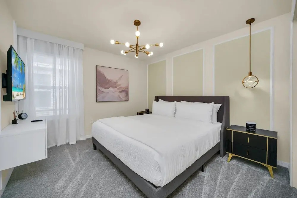 Chic 10br Retreat With Themed Rooms & Pool