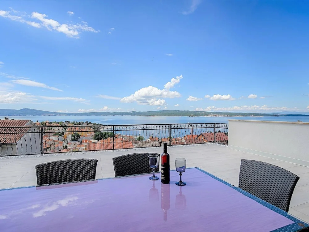 Beautiful Modern Apartment For Up To 5 Persons With Stunning Sea View