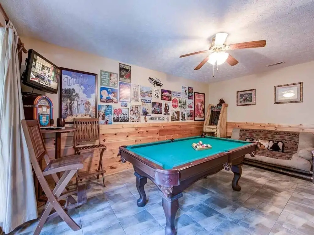 Artistic Mountain 2 Bedroom Home with Hot Tub