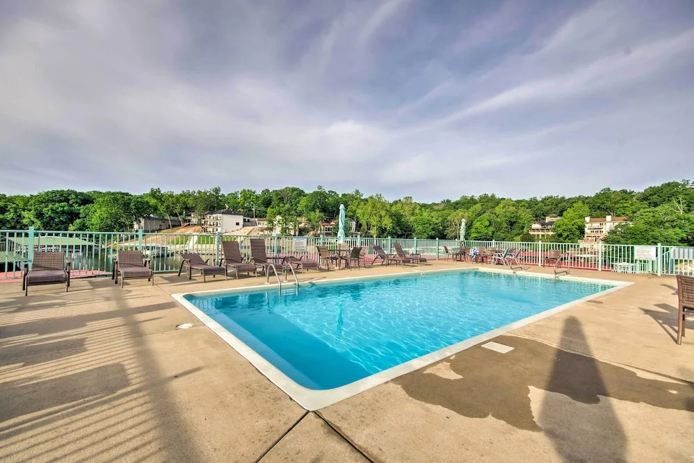 Screened Balcony w/ Views: Sleek Lake Ozark Gem!