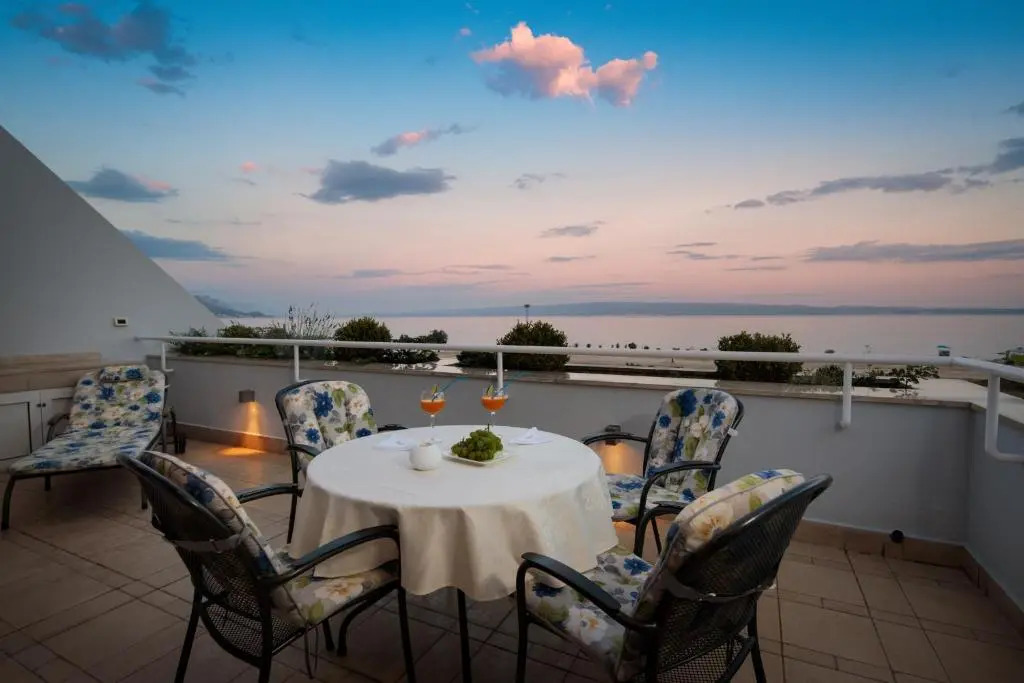 Seaside Apartment Gold 1row